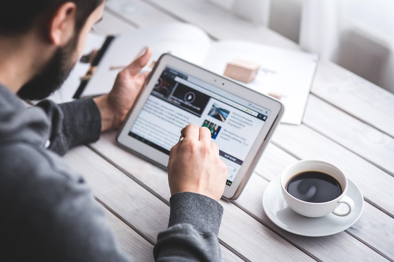 man, reading, touchscreen, blog, digital, tablet, working, screen, touching, touch, samsung, stylus, pen, technology, device, coffee cup, coffee, cup